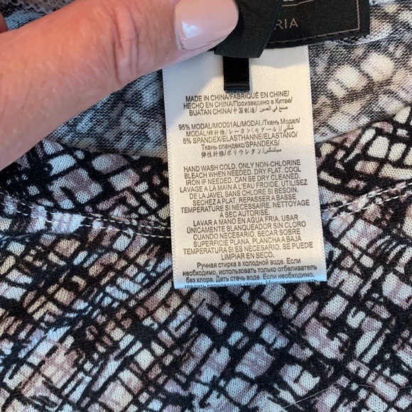 BCBGMAXAZRIA size large long sleeve pull over crewneck made of soft modal fabric - Picture 5 of 5